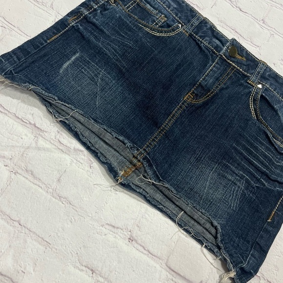 CANDIES women’s denim micro mini skirts raw hemming in size 9. GUC Vintage Y2K - Picture 3 of 9